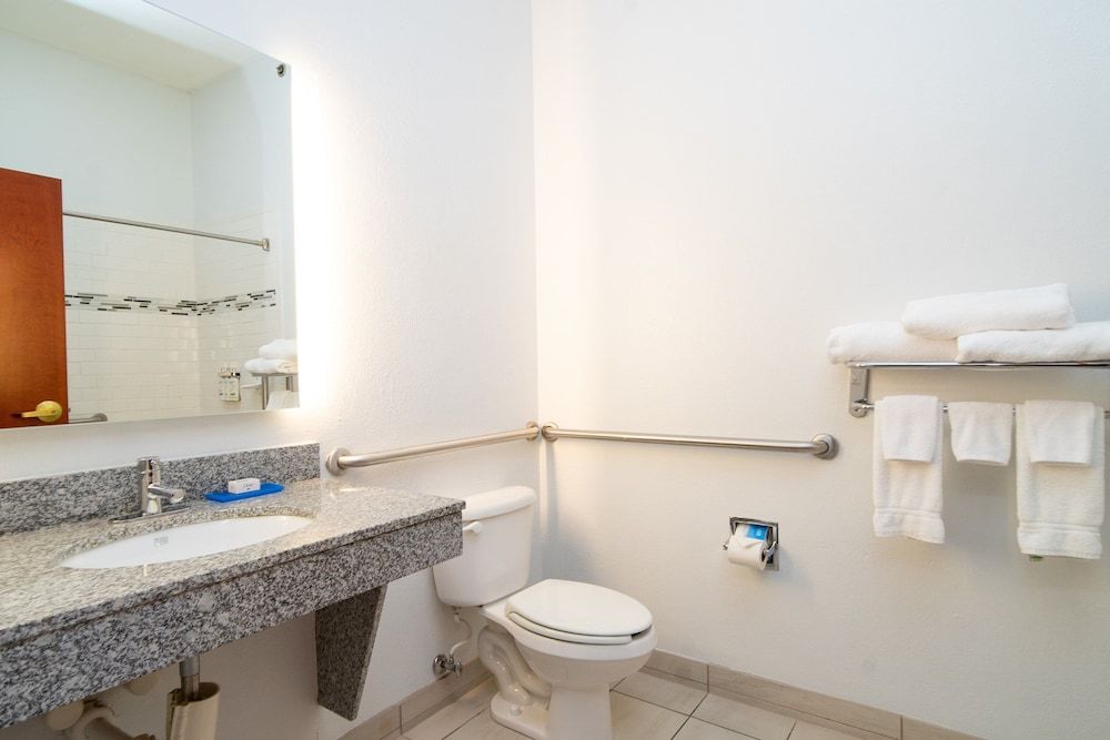 Standard Room, 1 King Bed, Accessible, Non Smoking (Communications Accessible)