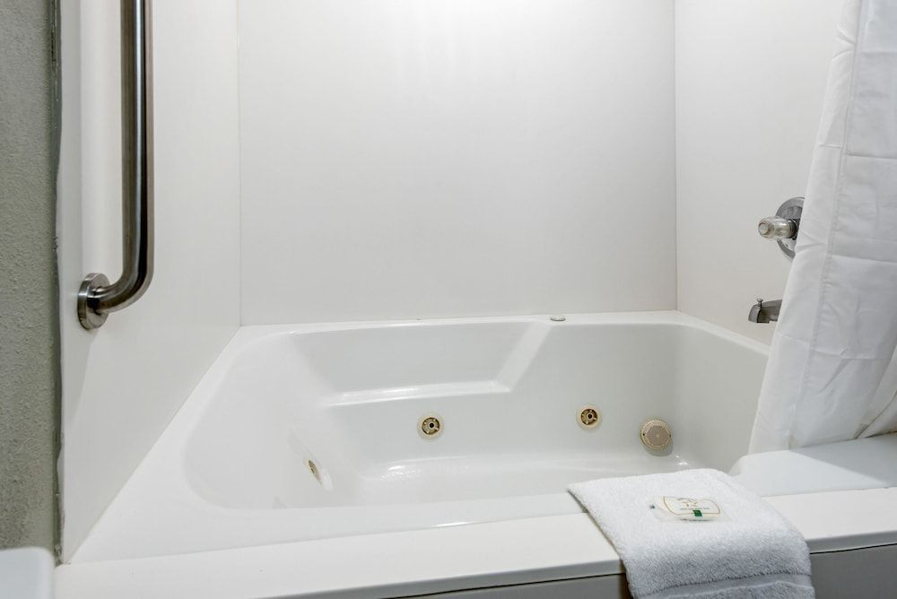 Standard Room, 1 King Bed, Non Smoking, Bathtub
