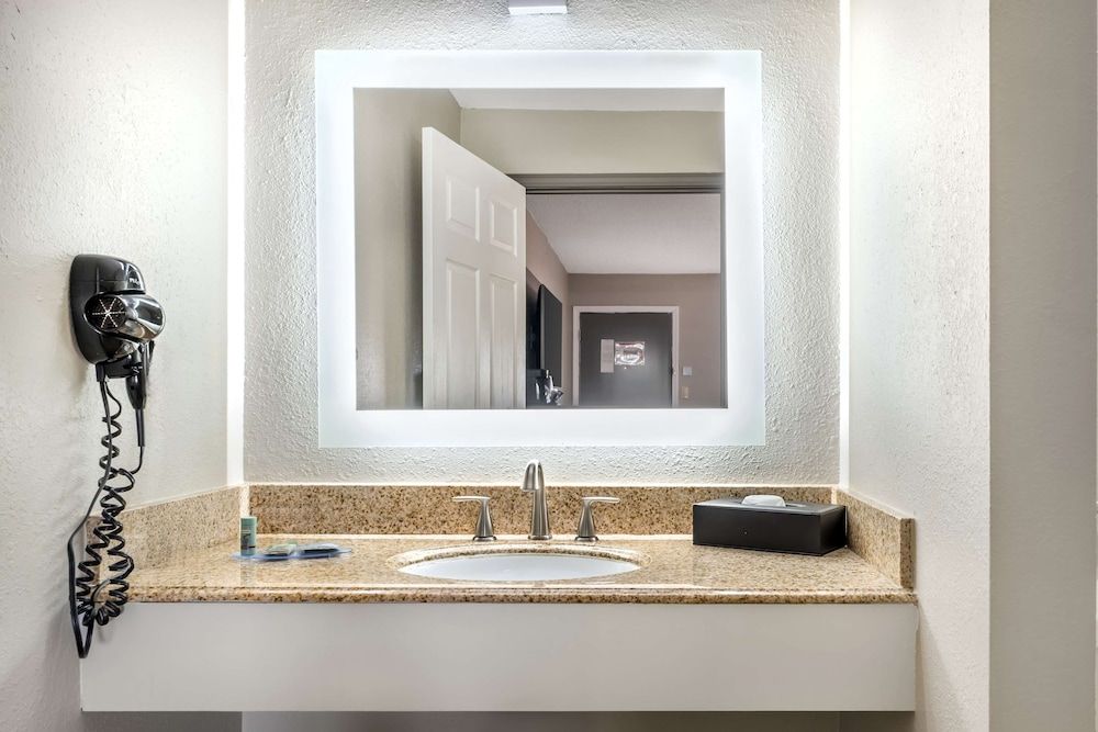 Best Western Green Tree Inn Standard Room, 1 King Bed, Non Smoking, Refrigerator & Microwave 5