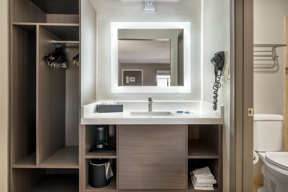 Best Western Green Tree Inn Standard Room, 1 King Bed, Non Smoking, Refrigerator & Microwave (Deluxe) 4