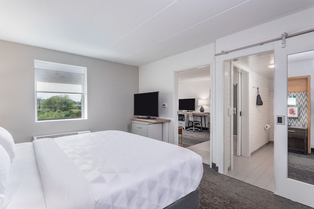 Premium Room, 1 King Bed, Accessible (Communications)