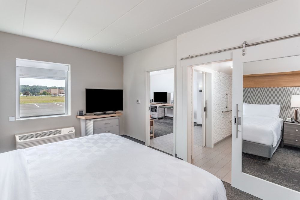 Premium Room, 1 King Bed, Accessible (Communications)