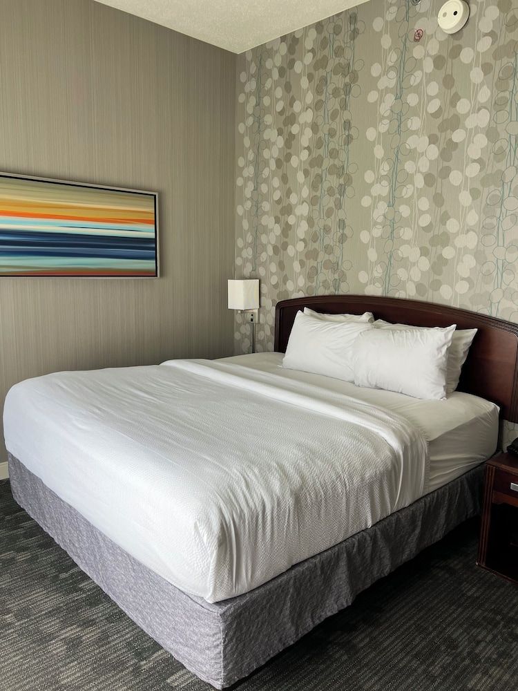 Room, 1 King Bed, Non Smoking, Balcony (Upgrade)
