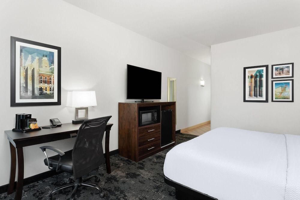 Room, 1 King Bed, Accessible, Non Smoking (Roll In Shower)