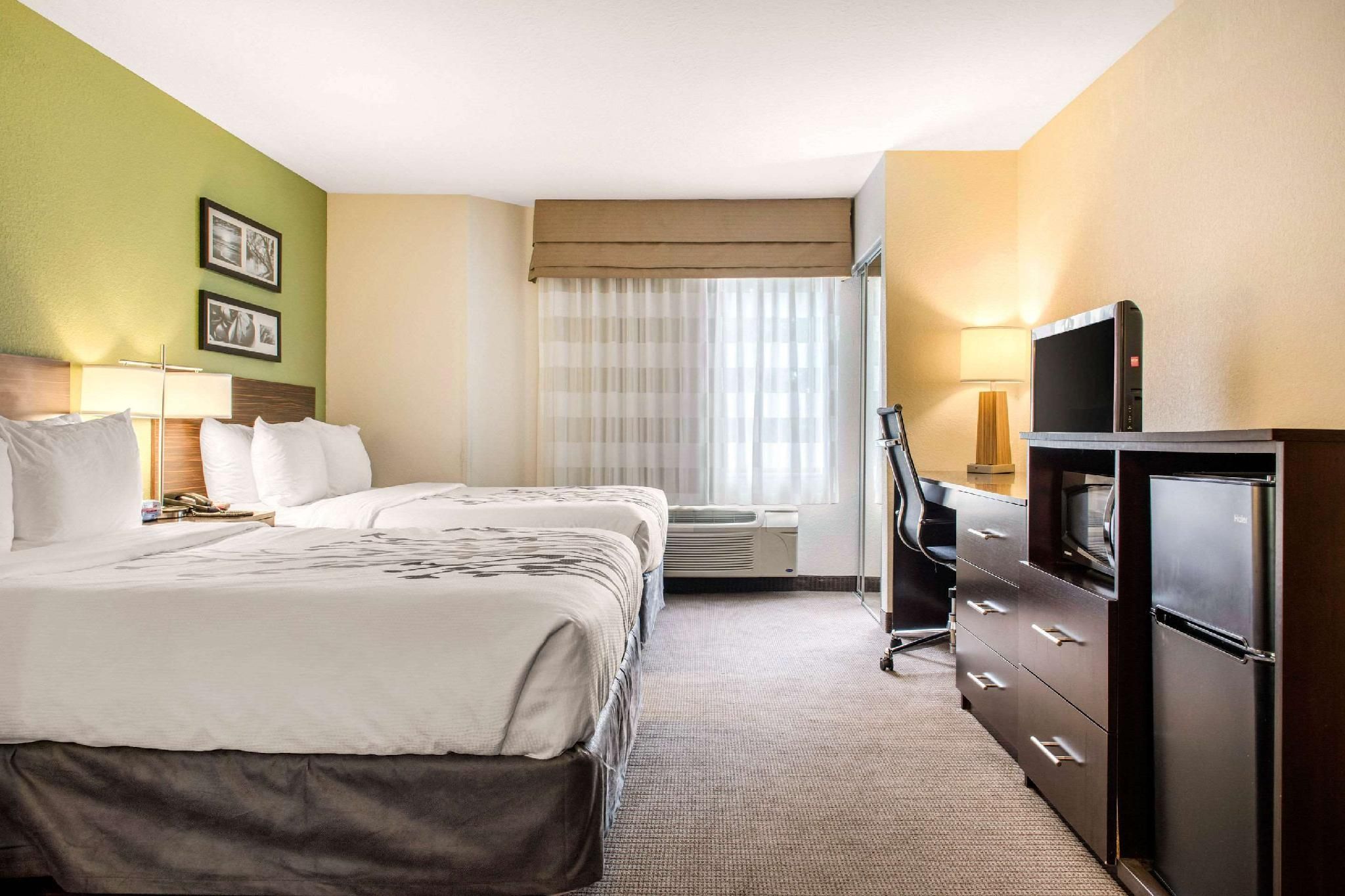 2 Queen Beds, Suite, Nonsmoking