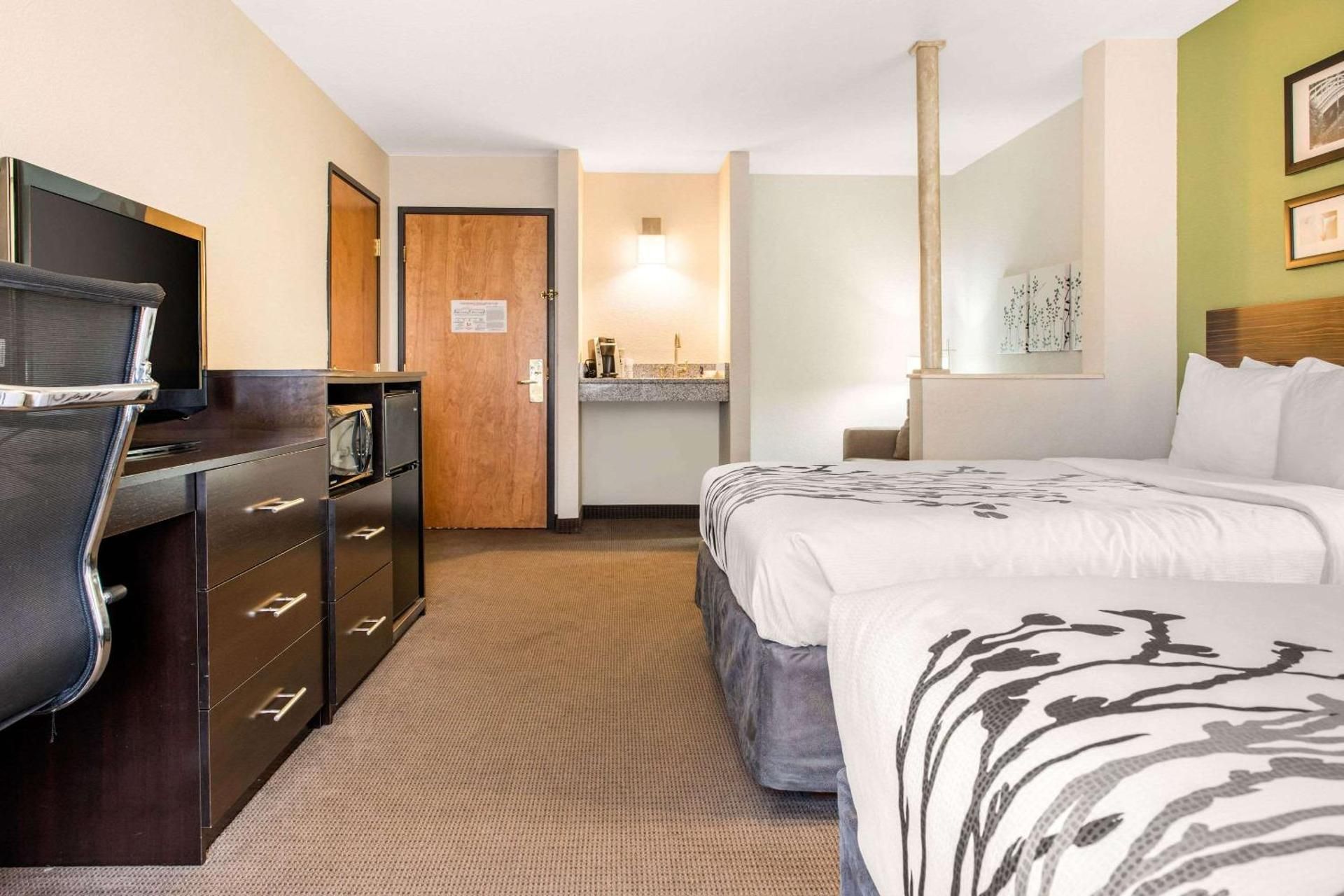 2 Queen Beds, Suite, Nonsmoking