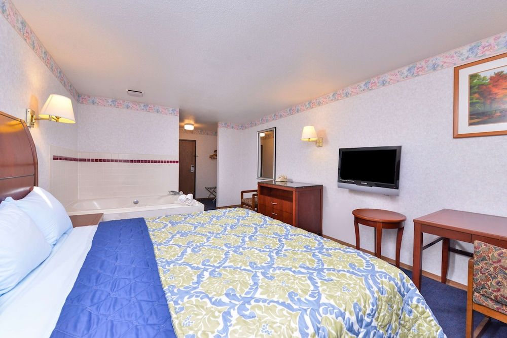 Americas Best Value Inn Decatur, IN Suite, 1 King Bed (Jacuzzi) 6