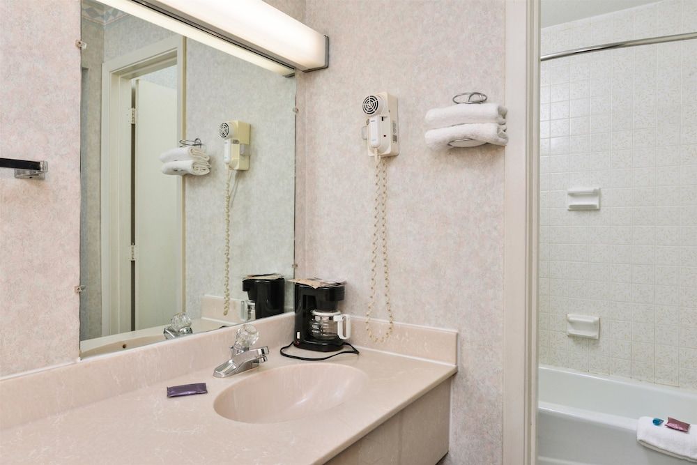 Americas Best Value Inn Decatur, IN Room, 1 King Bed 9