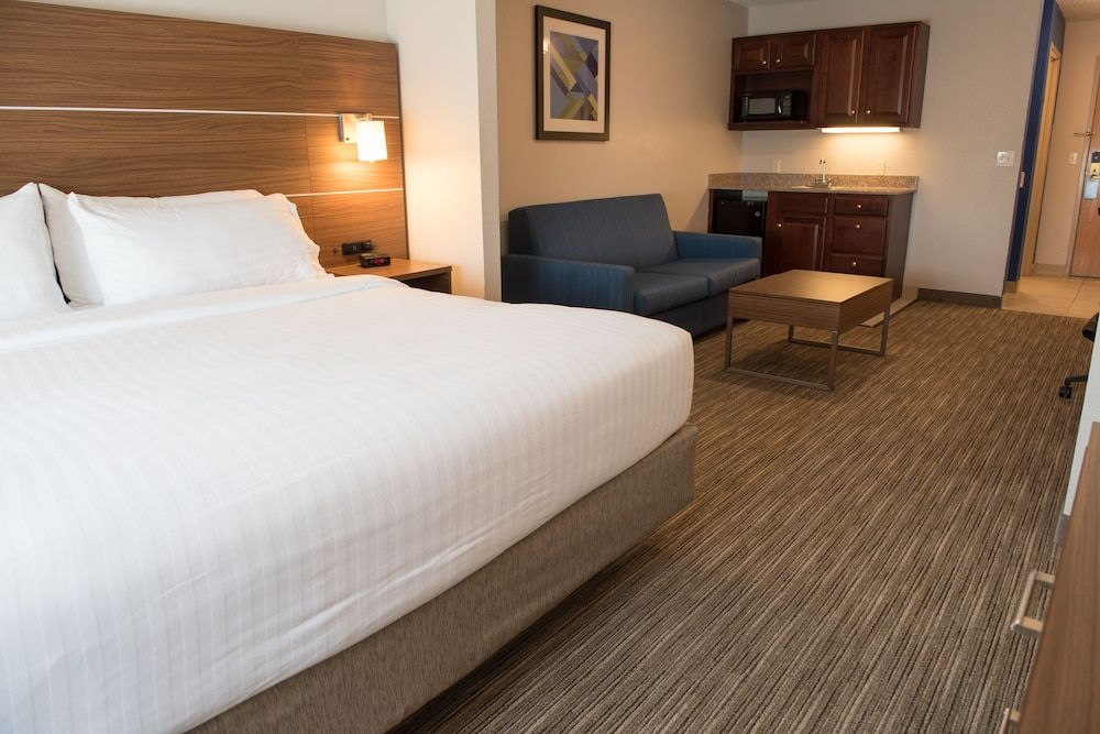 Suite, 1 King Bed, Fireplace (High Floor)
