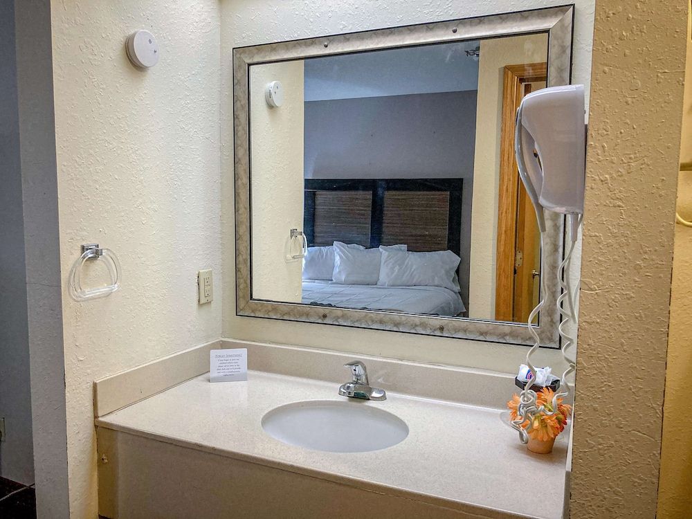 Motel 6 Elkhart, IN Deluxe Room, 2 Queen Beds, Non Smoking, Refrigerator & Microwave 9