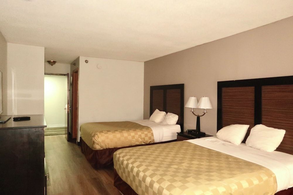 Motel 6 Elkhart, IN Deluxe Room, 2 Queen Beds, Non Smoking, Refrigerator & Microwave 4