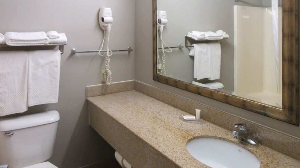 Clarion Pointe Evansville North Standard Room, 2 Queen Beds, Non Smoking 5