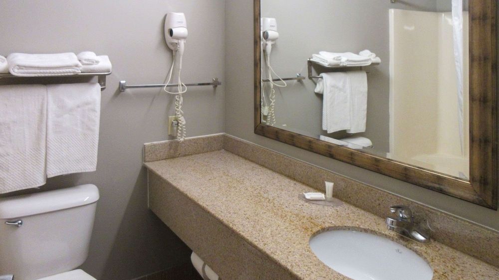 Clarion Pointe Evansville North Standard Room, 1 King Bed, Non Smoking 7