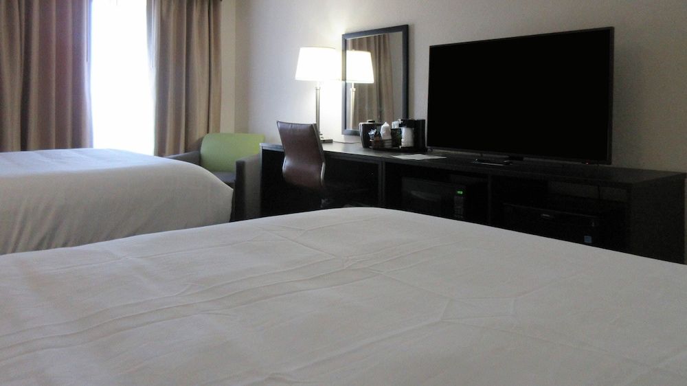 Clarion Pointe Evansville North Standard Room, 2 Queen Beds, Non Smoking 2