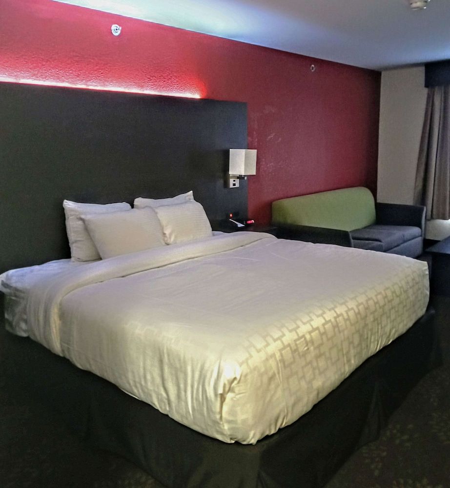 Clarion Pointe Evansville North Standard Room, 1 King Bed, Non Smoking 6