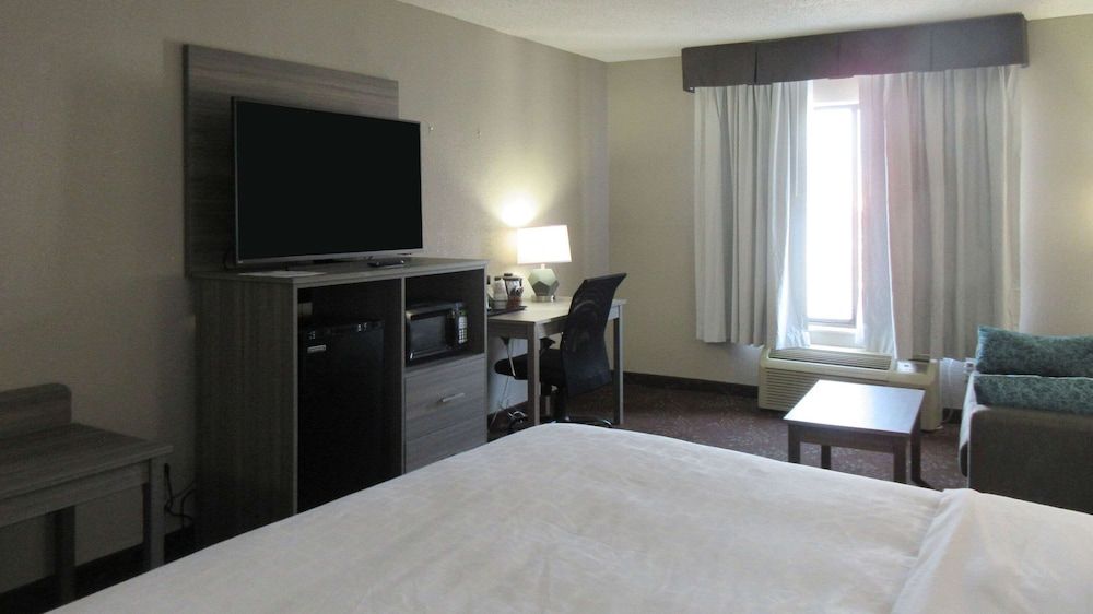 Clarion Pointe Evansville North Standard Room, 1 King Bed, Non Smoking 3