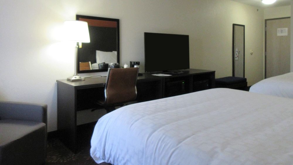 Clarion Pointe Evansville North Standard Room, 2 Queen Beds, Non Smoking 3