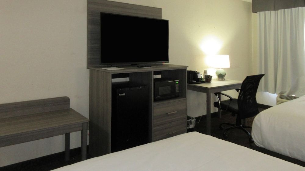 Clarion Pointe Evansville North Suite, 2 Queen Beds, Non Smoking 8