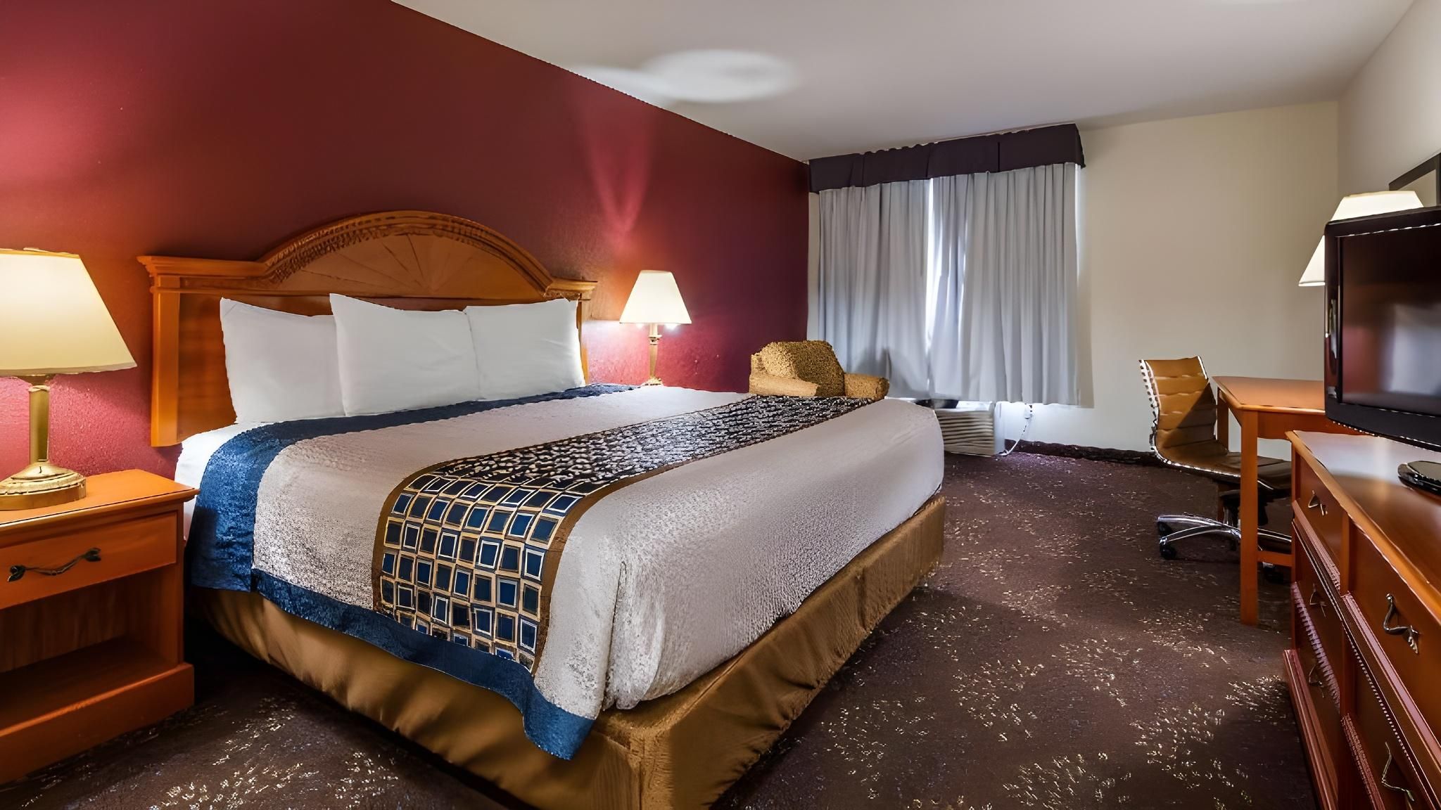 1 King Bed, Nonsmoking, Accessible