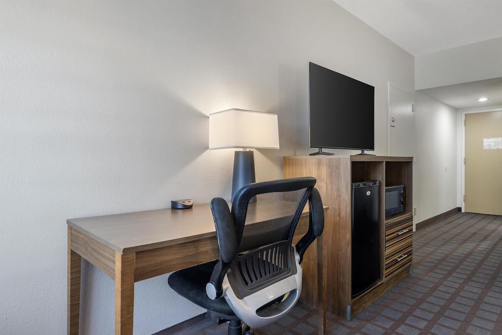 Best Western Fishers/Indianapolis Area Standard Room, 2 Queen Beds, Non Smoking, Refrigerator & Microwave 4