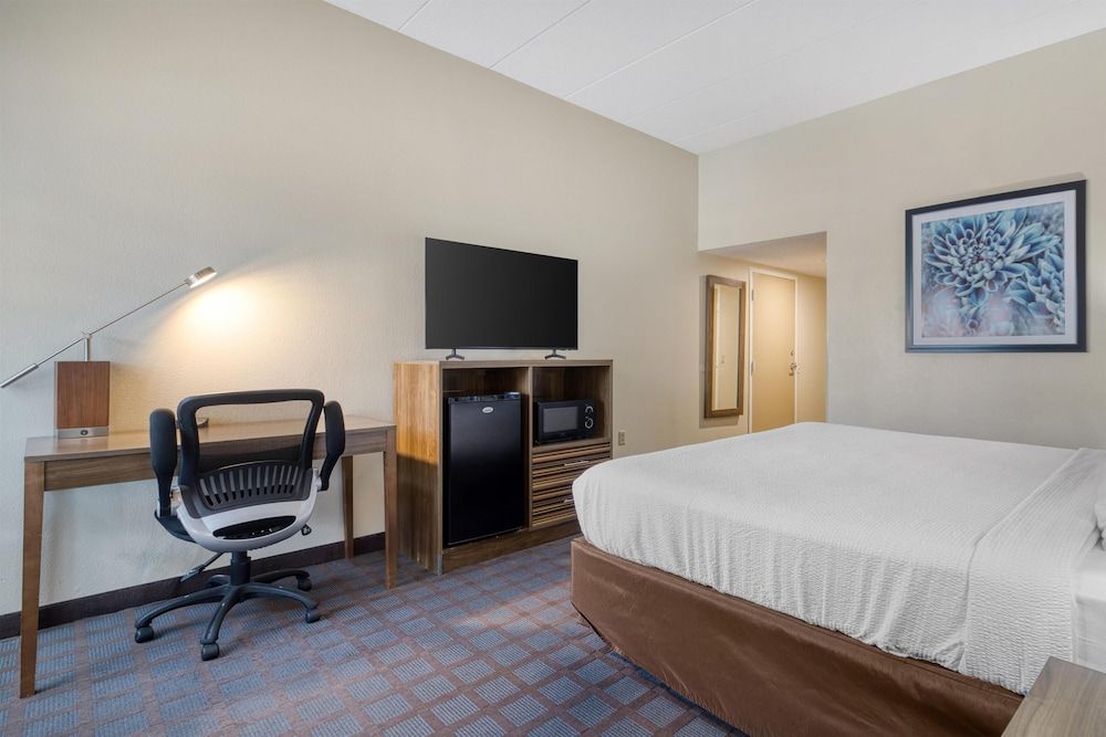 Best Western Fishers/Indianapolis Area Standard Room, 1 King Bed, Accessible, Refrigerator & Microwave (Walk-in Shower)