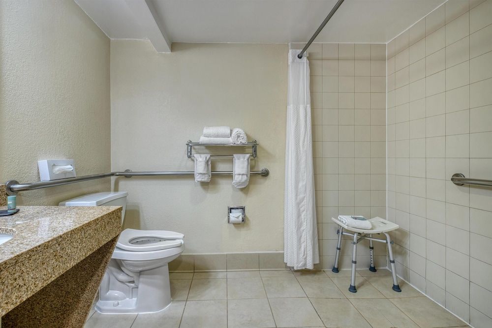 Best Western Fishers/Indianapolis Area Standard Room, 1 King Bed, Accessible, Refrigerator & Microwave (Walk-in Shower) 5