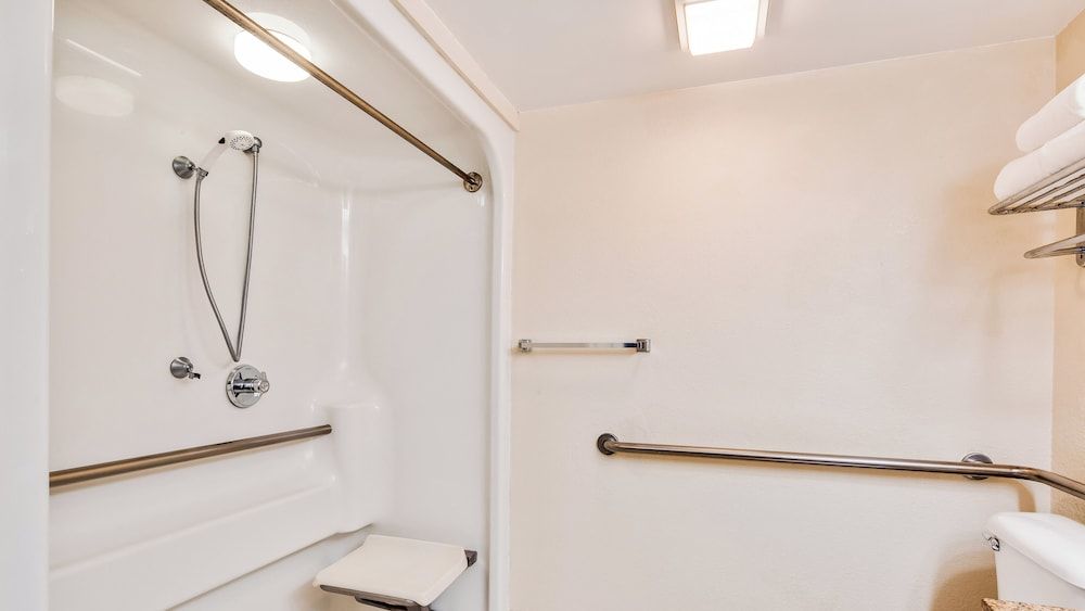 Best Western Fishers/Indianapolis Area Standard Room, 1 King Bed, Accessible, Refrigerator & Microwave (Walk-in Shower) 4