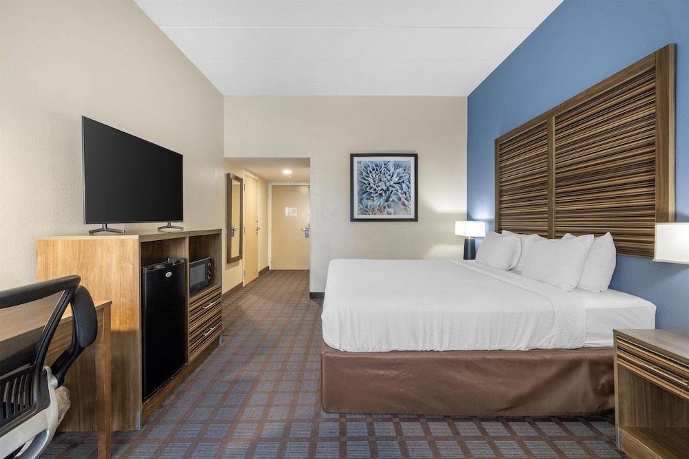 Best Western Fishers/Indianapolis Area Standard Room, 1 King Bed, Accessible, Refrigerator & Microwave (Walk-in Shower) 2