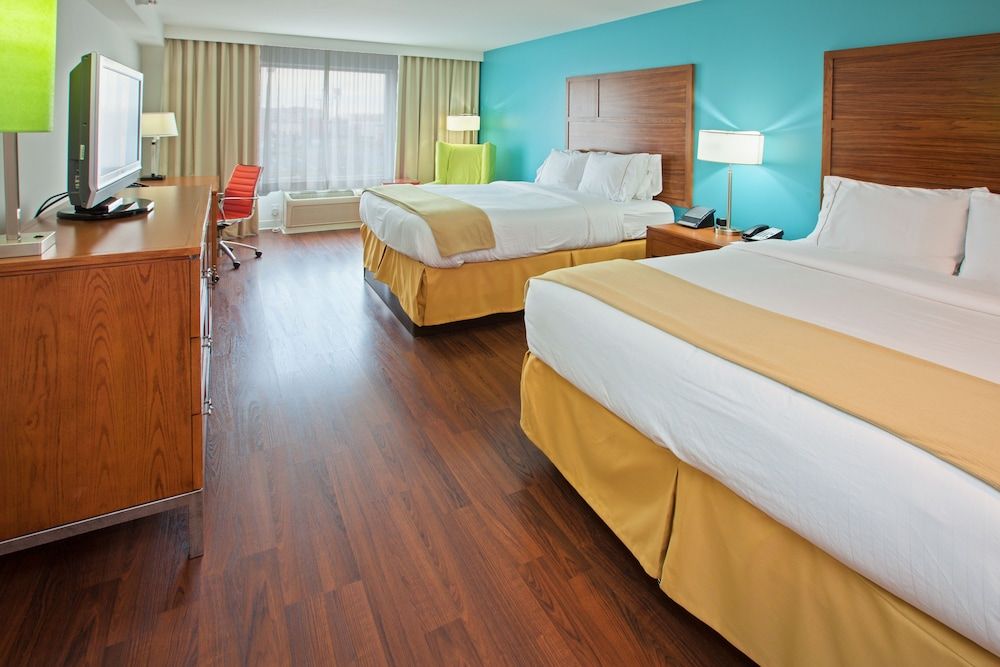Standard Room, 2 Queen Beds, Accessible (Communication, Roll-In Shower)