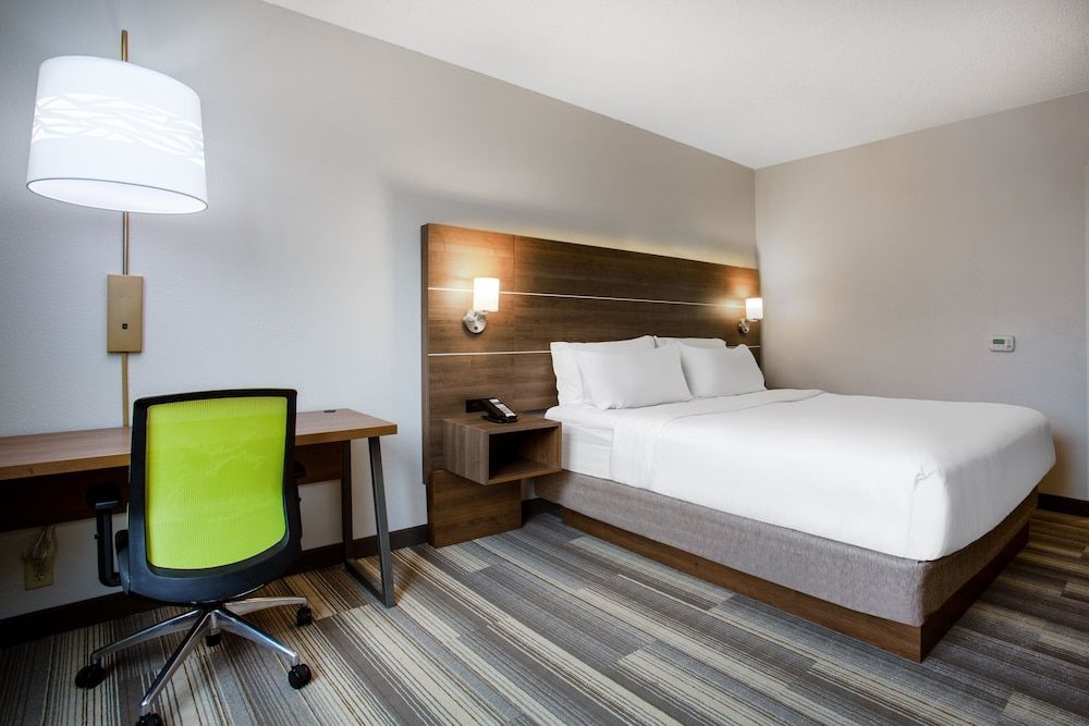 Standard Room, 1 King Bed, Accessible, Non Smoking (Communications, Roll In Shower)