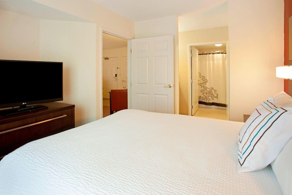 Suite, 1 Bedroom (Mobility/Hearing Access, Roll-In Shwr)