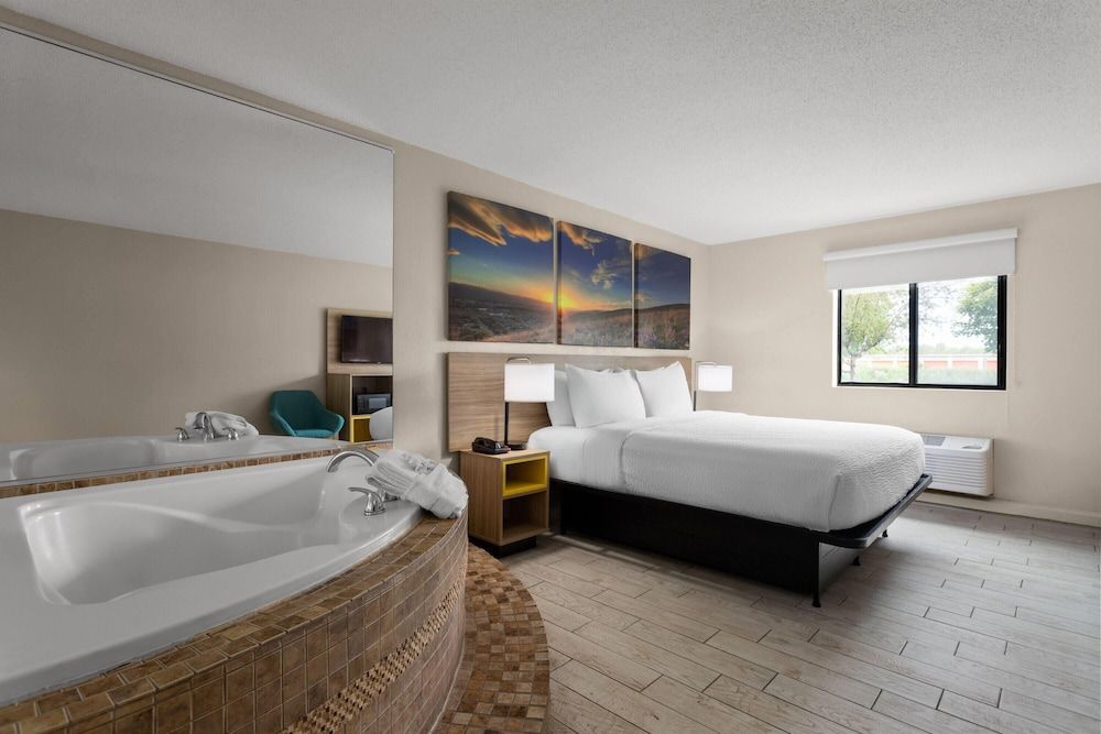 Deluxe Studio Suite, 1 King Bed, Non Smoking