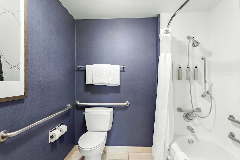 Studio, 1 Queen Bed with Sofa bed (Mobility/Hearing Accessible, Tub)