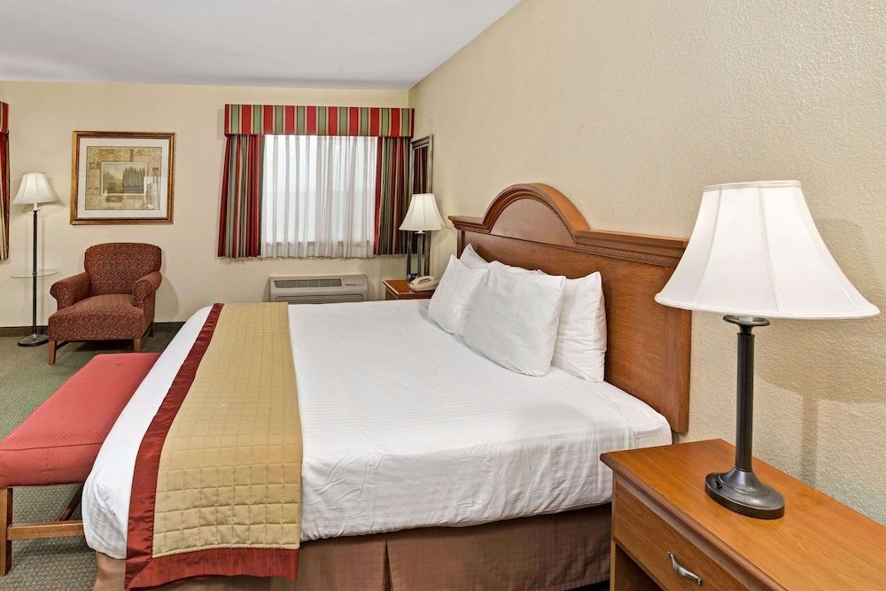 Suite, 1 King Bed, Non Smoking, Jetted Tub