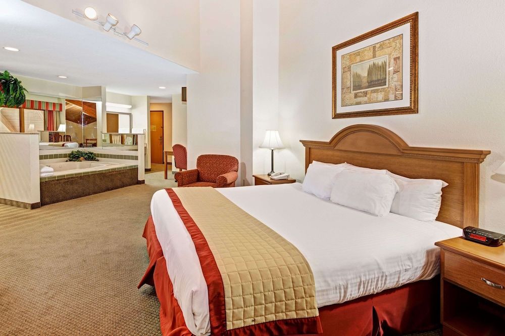 Suite, 1 King Bed, Non Smoking, Jetted Tub