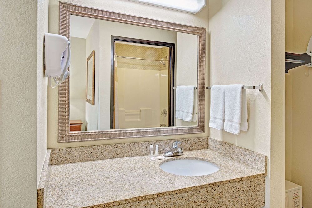 Deluxe Suite, 1 King Bed, Non Smoking, Jetted Tub
