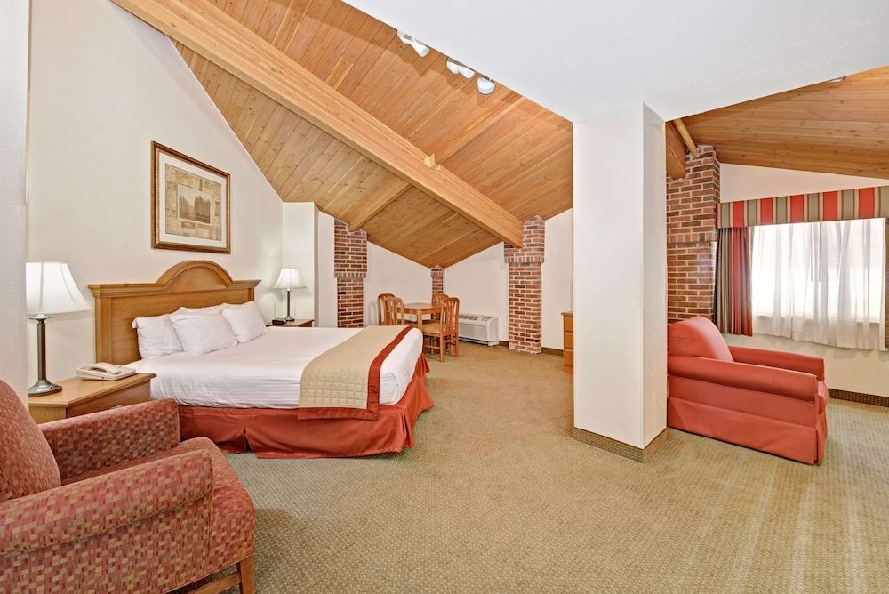 Superior Suite, 1 King Bed, Non Smoking, Jetted Tub