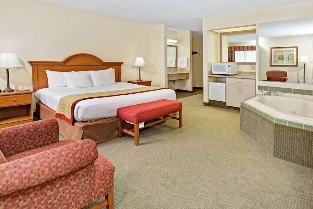 Deluxe Suite, 1 King Bed, Non Smoking, Jetted Tub