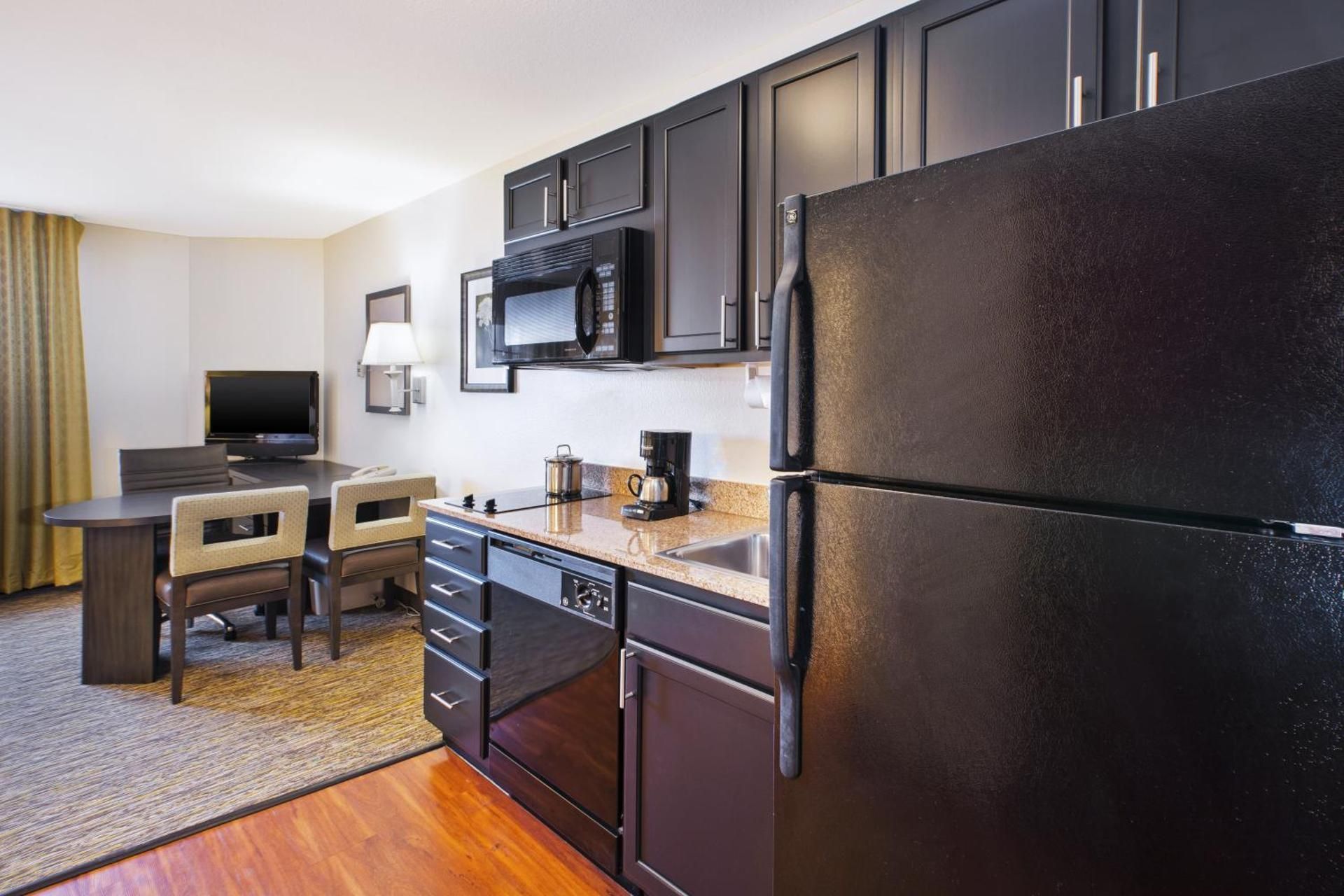 Suite 1 Bedroom Hearing Accessible Tub Non-Smoking