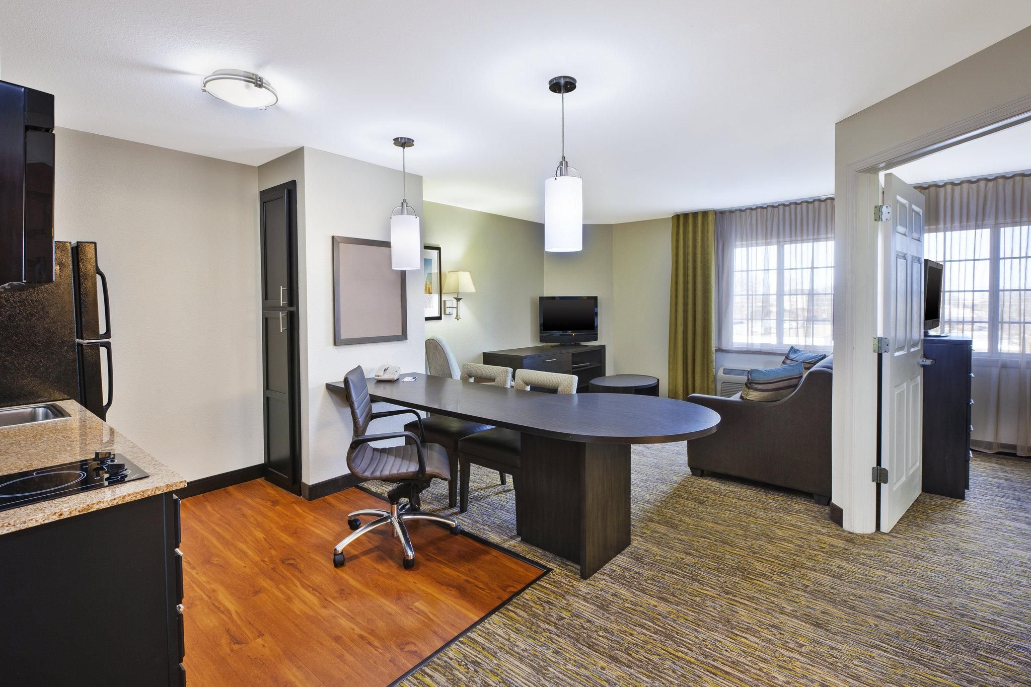 1 Queen Bed 1 Bedroom Suite Non-Smoking