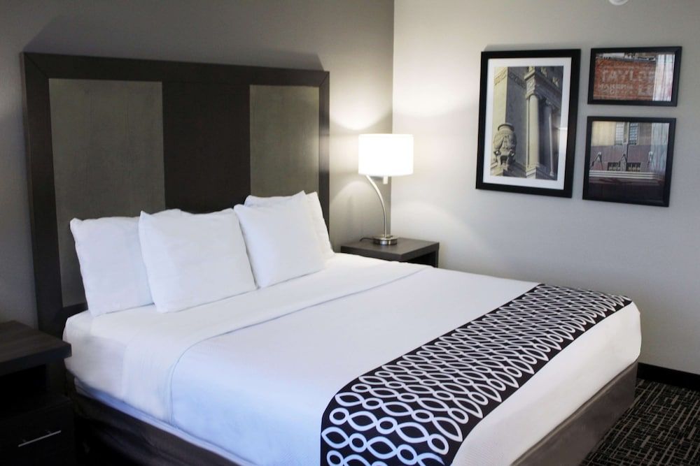 Room, 1 King Bed, Accessible, Non Smoking (Mobility, Bathtub w/Grab Bars)