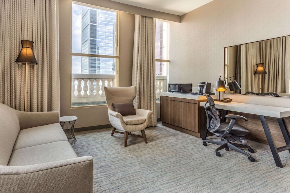 Suite, 1 King Bed, Accessible (Roll-in Shower)