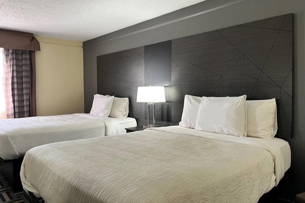 Room, 2 Queen Beds, Bathtub Grab Bars, Non Smoking (Mobility Accessible)