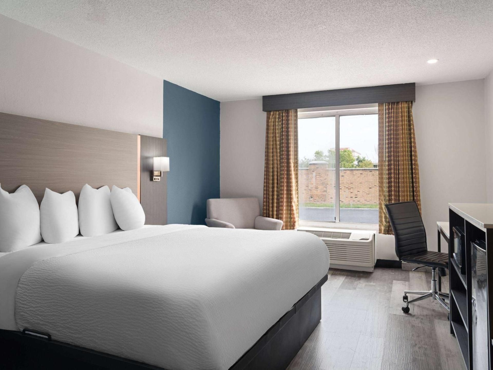 1 King Bed, Non-Smoking