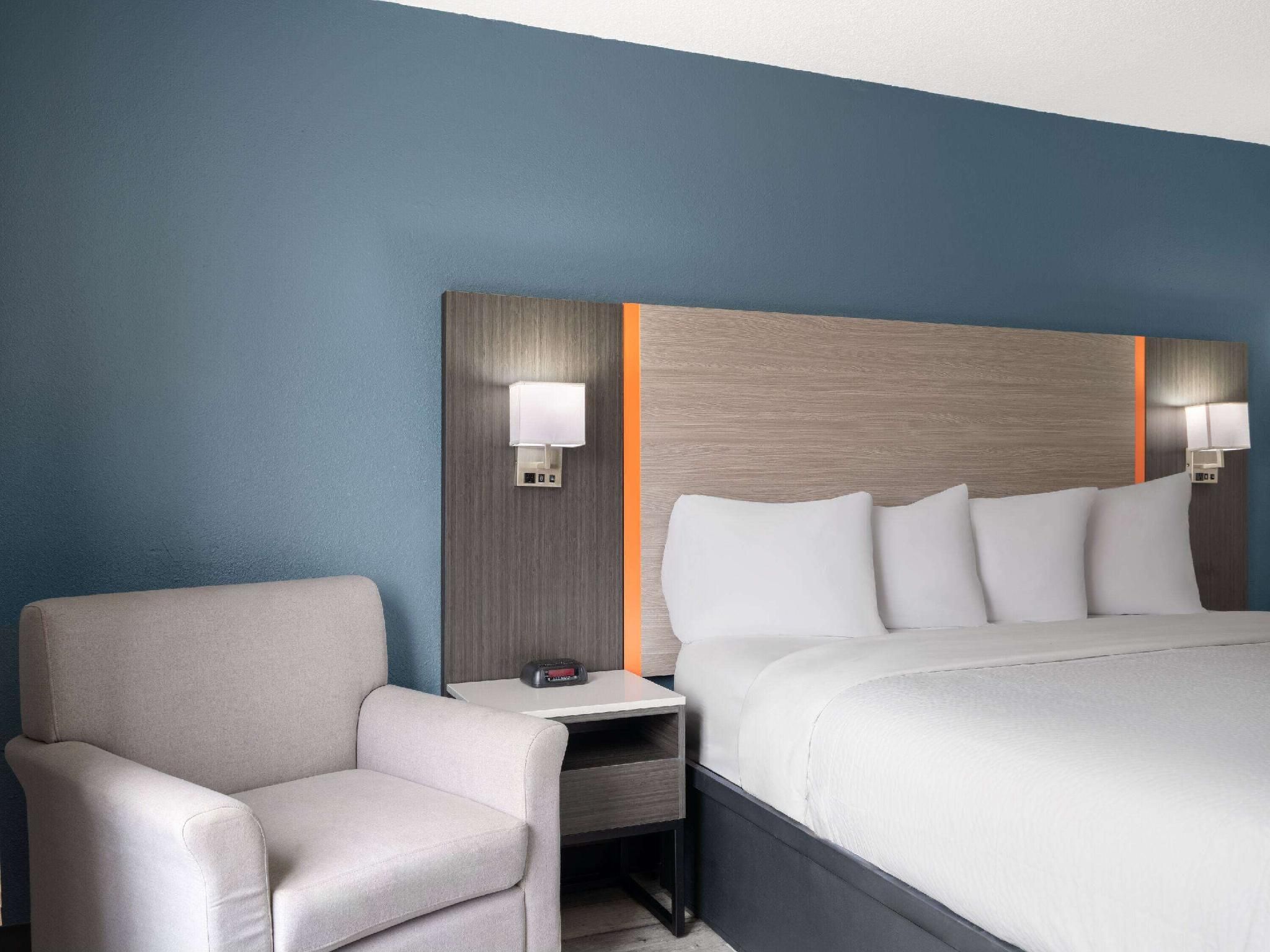 1 King Bed, Mobility/Hearing Accessible Room, Roll-In Shower, Non-Smoking