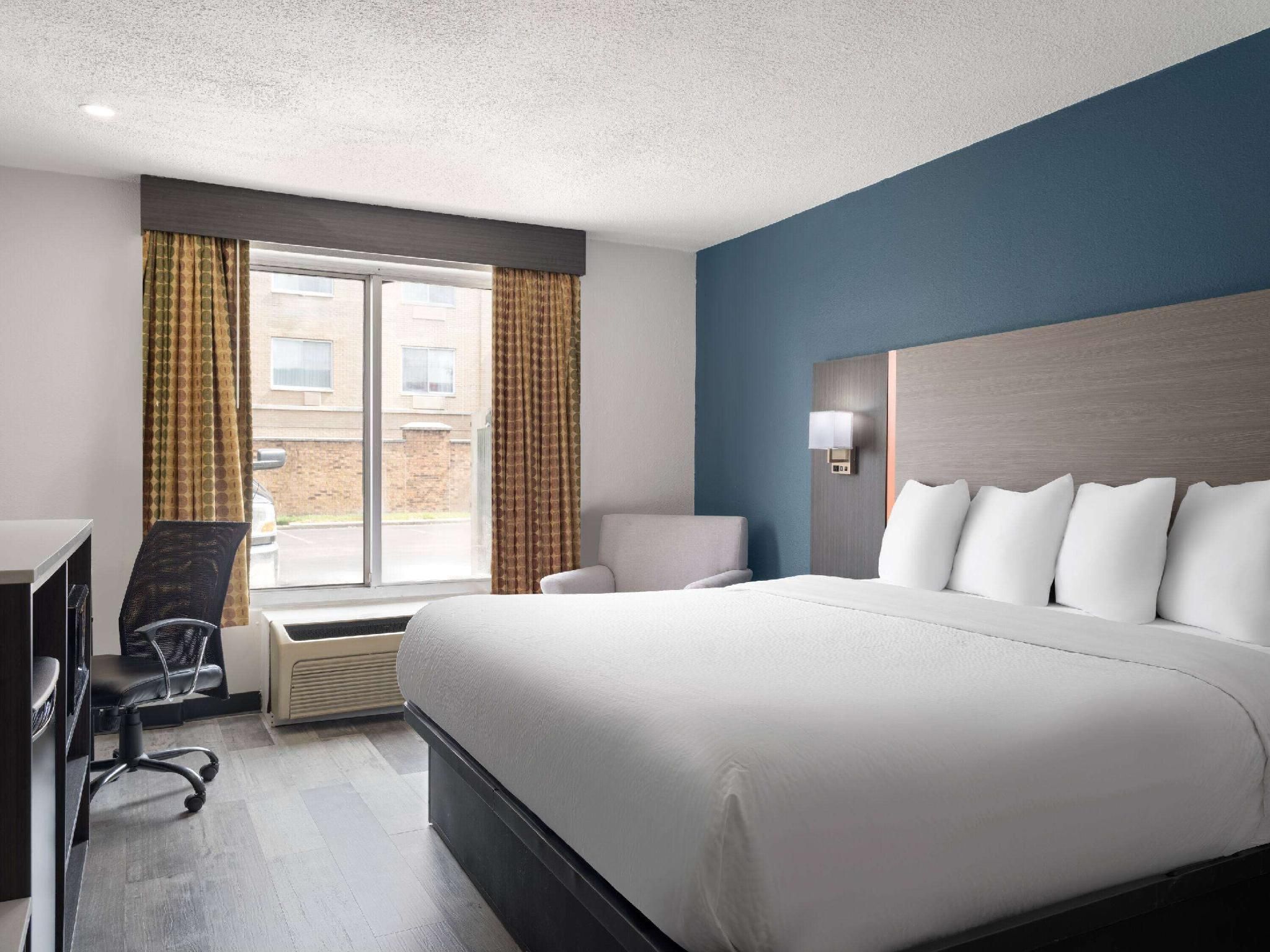 1 King Bed, Mobility/Hearing Accessible Room, Roll-In Shower, Non-Smoking