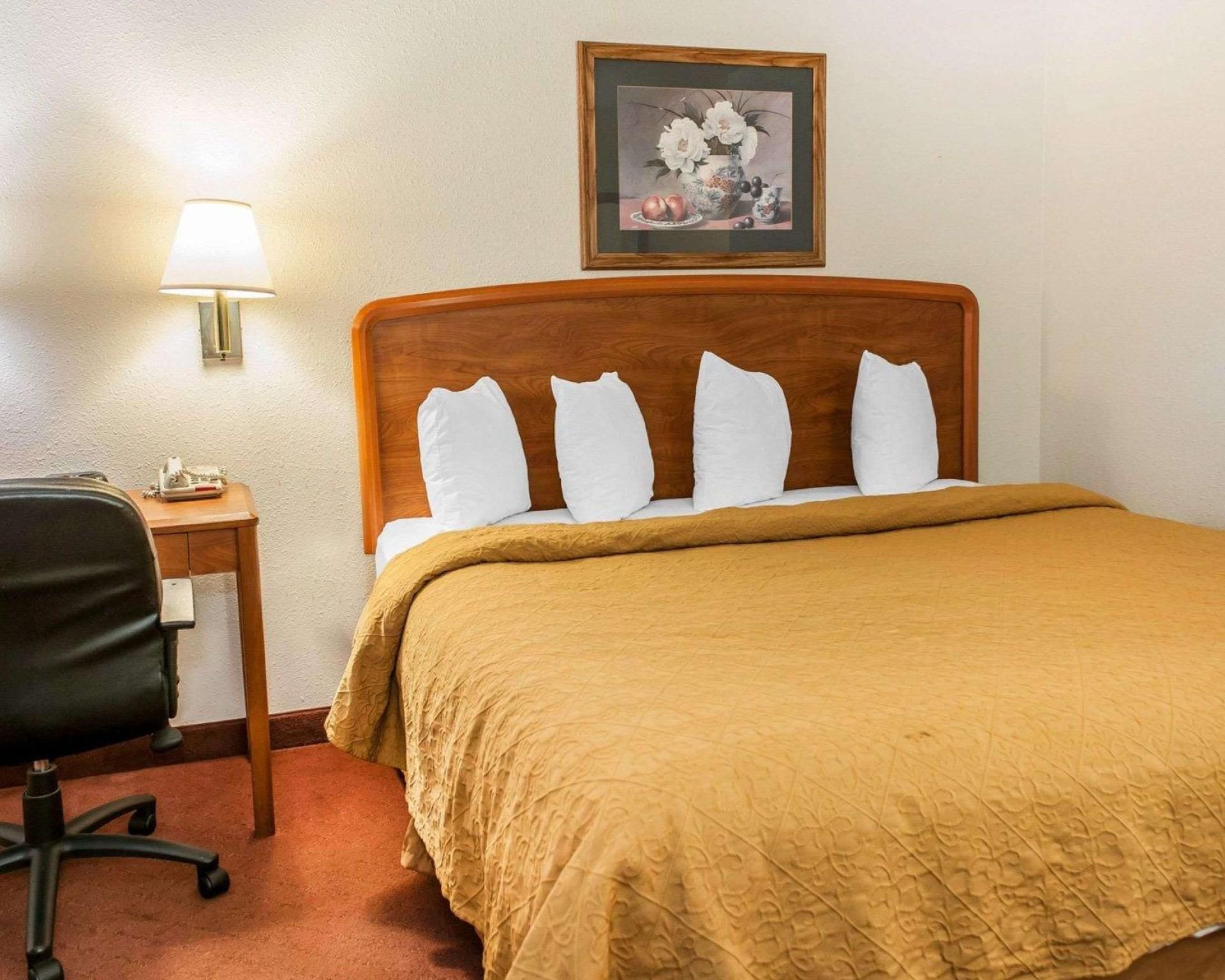 1 King Bed, Nonsmoking, Accessible