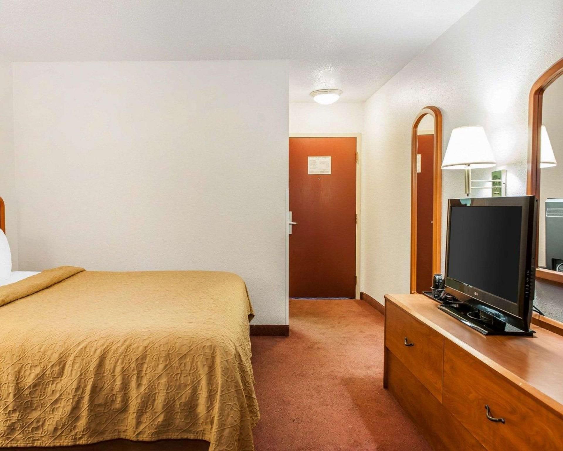 1 King Bed, Nonsmoking, Accessible