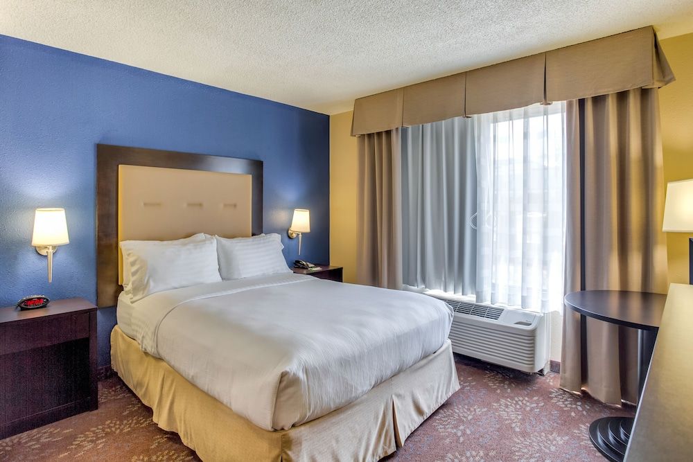 Standard Room, 1 Queen Bed, Accessible (Mobility, Roll-In Shower)