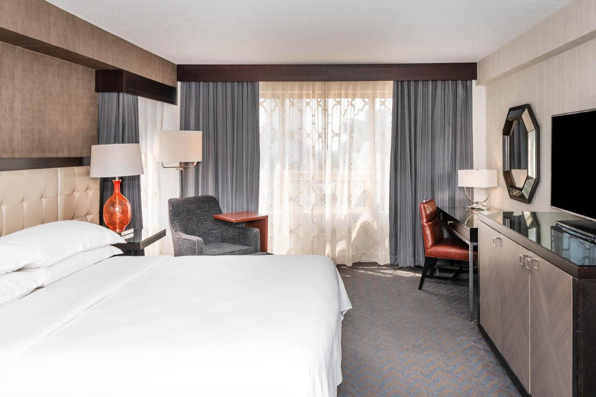 Deluxe Corner King Room - Hearing Accessible